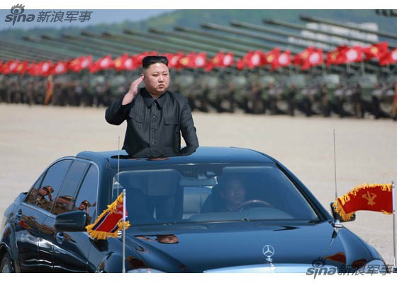 Hãng thông KCNA và báo mạng Trung Quốc vừa tiết lộ một số hình ảnh liên quan tới cuộc tập trận pháo binh lớn nhất trong lịch sử  Quân đội Triều Tiên mới diễn ra cách đây ít ngày. Trong ảnh, nhà lãnh đạo Kim Jong-un duyệt đội ngũ trước giờ tập trận. Nguồn ảnh: Sina