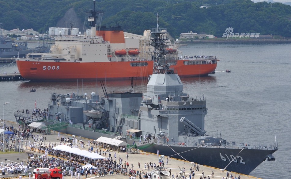 Mới đây, trong một sự kiện hiếm hoi JMSDF đã cho phép người dân Nhật Bản được lên thăm tàu chiến thử nghiệm công nghệ hải quân của JMSDF. Đây có thể được coi là chiếc  tàu chiến tối tân nhất của Nhật Bản, bởi hàng ngày hàng giờ trên nó luôn được lắp đặt những công nghệ hải quân tiên tiến nhất, những hệ thống mà sẽ trang bị cho các tàu chiến tương lai của JMSDF. Nguồn ảnh: Sina