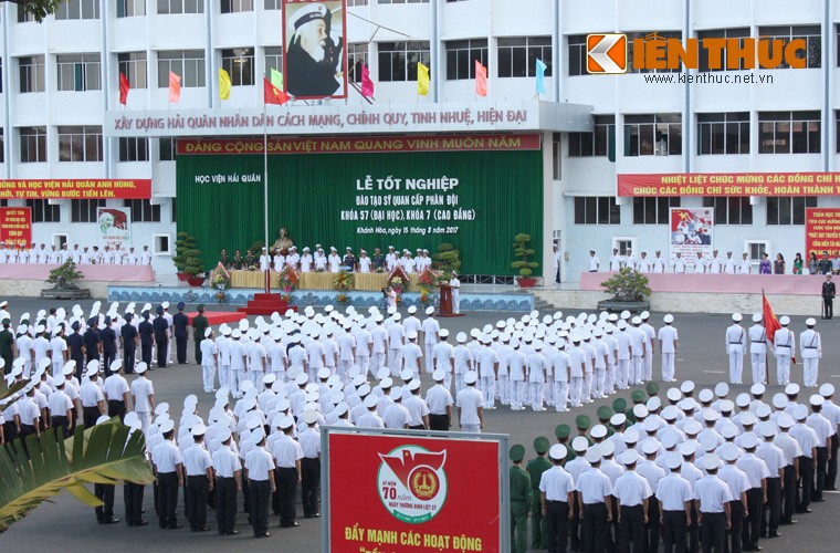 Ngày 15/8/2017, tại TP Nha Trang (Khánh Hòa),  Học viện Hải quân đã tổ chức Lễ tốt nghiệp cho học viên đào tạo sĩ quan cấp phân đội trình độ đại học Khóa 57 và cao đẳng Khóa 7. Thiếu tướng Trần Hoài Trung - Chính ủy Quân chủng Hải quân tới dự và gắn quân hàm cho học viên giỏi. Trong ảnh, toàn cảnh Lễ tốt nghiệp cho các khóa học viên đào tạo cấp phân đội bậc đại học, cao đẳng tại Học viện Hải quân 2017.