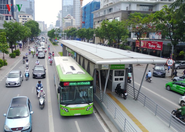 Qua hơn 9 tháng chạy trên đường phố Hà Nội,  sự hiệu quả của BRT vẫn còn là một dấu hỏi đi cùng với nhiều bất cập chưa thể giải quyết.