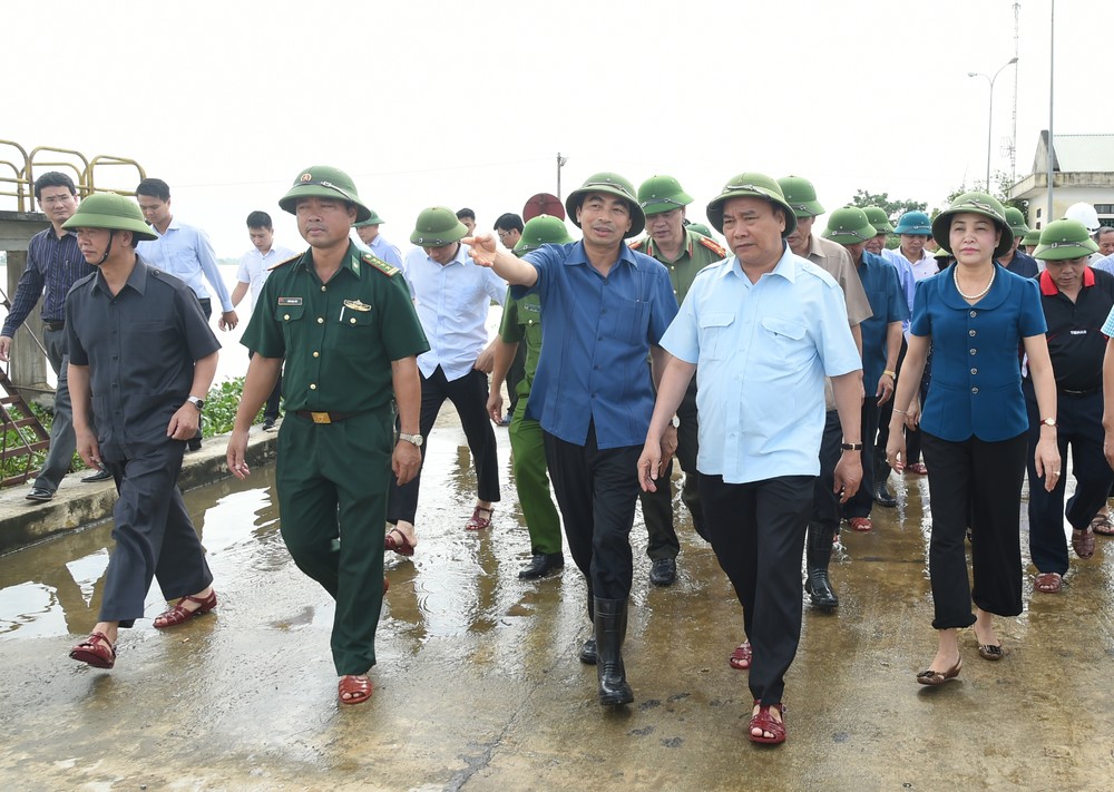 Thủ tướng hủy mọi cuộc họp để thị sát việc ứng phó lũ lụt