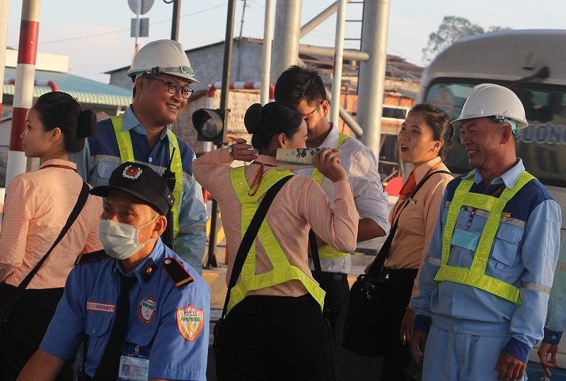 Giữa những nóng bức, bực bội, thậm chí có lúc đến mức lộn xộn ở khu bán vé BOT Cai Lậy là những nụ cười của những cô gái, chàng trai nhân viên của  BOT Cai Lậy.