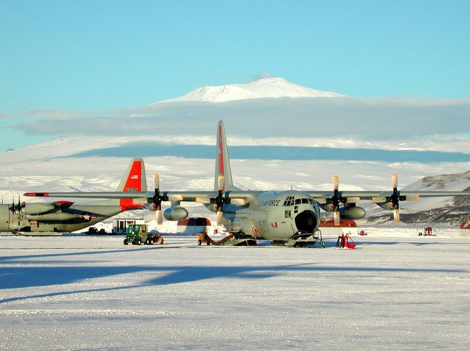 1. Sea Ice Runway, McMurdo Sound‎, ‎Nam Cực. Còn được gọi là "The Ice", Sea Ice Runaway là  đường băng trên băng đá hoàn toàn theo nghĩa đen. Đường băng này có thể có một số chỗ nứt do sức nặng của máy bay. Khi nhiệt độ tăng và băng tan, về cơ bản thì ở đây không có đường băng để hạ cánh.