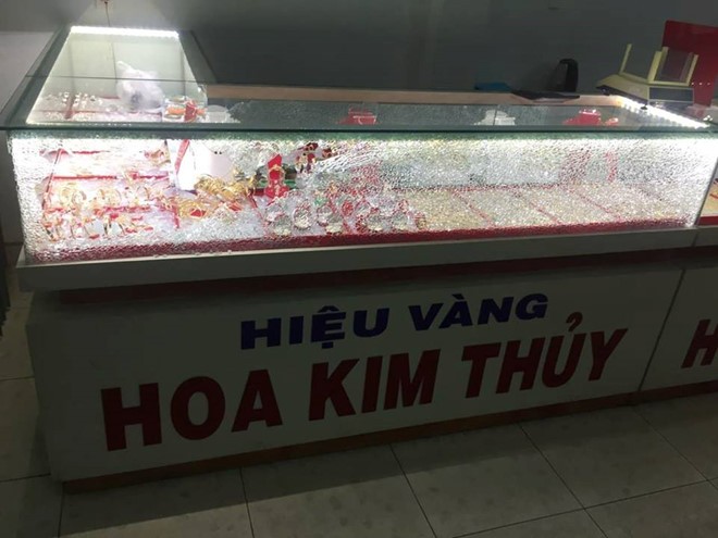 Thanh niên bịt mặt cướp tiệm vàng ở Quảng Nam