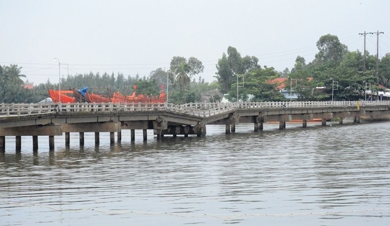 Video: Học sinh liều mình qua cầu sụt lún gần nửa mét