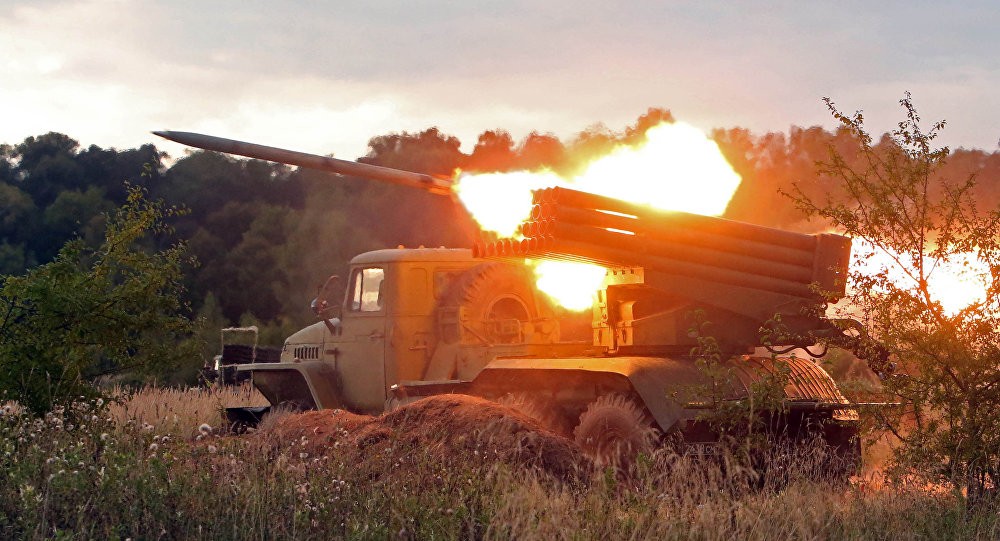 BM-21 Grad là hệ thống pháo phản lực phóng loạt huyền thoại do Liên Xô sản xuất và đưa vào trang bị từ năm 1963. Kể từ đó, cũng như nhiều loại vũ khí khác của Liên Xô, Grad "tung hoành" khắp chiến trường từ Âu sang Á, Phi... Đến nay, thế giới vẫn có hàng chục quốc gia sử dụng BM-21 Grad. Nguồn ảnh: Wikipedia