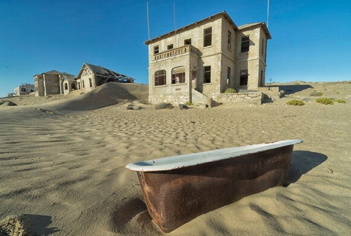 Thành phố Kolmanskop ở phía Nam của Namibia từng đông đúc với những người khai thác  kim cương châu Phi, nhưng từ khi họ rời khỏi đây, cả thành phố chìm trong hoang vắng và cát bao phủ.