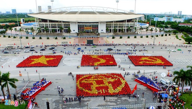 Chương trình tổng kết chiến dịch thanh niên tình nguyện hè 2015 vừa diễn ra trước cửa sân vận động Mỹ Đình với sự tham gia của 12.000 bạn trẻ trong đó chủ yếu là sinh viên các trường đại học trên địa bàn Hà Nội, sáng 30/8. Các bạn trẻ cùng tham gia hát Quốc ca,  xếp hình cờ đỏ sao vàng, bản đồ, Khuê Văn Các.