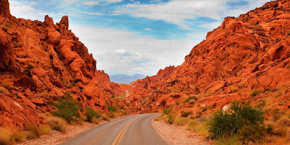 The Valley of Fire ở đèo Nevada là con đường băng qua rất nhiều những khối đá đỏ rực. Khi mặt trời chiếu xuống, khu vực này trông rực rỡ như một chảo lửa.