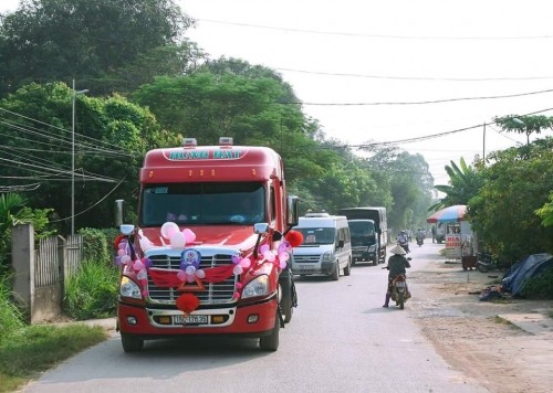 Ngày 9/10, trên một số diễn đàn dành cho giới trẻ có chia sẻ màn  rước dâu bằng xe container cực chất. Những hình ảnh về màn rước dâu này được chia sẻ đã nhận được rất nhiều sự quan tâm, bàn luận của cộng đồng mạng.