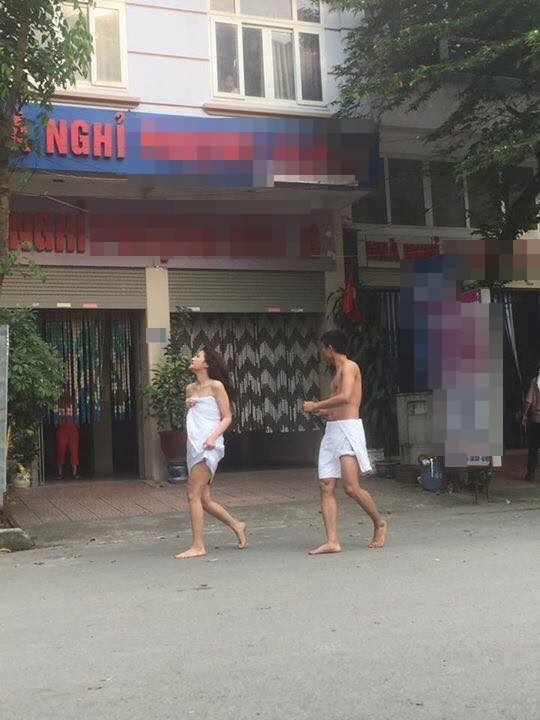 Hai ngày nay, bức ảnh chụp một chàng trai và  cô gái quấn khăn tắm chạy ra từ một nhà nghỉ ở Mai Dịch, Cầu Giấy, Hà Nội được lan truyền chóng mặt trong cộng đồng mạng, kèm theo đó là những câu chuyện bị thêu dệt như: "Đang trong nhà nghỉ thì có cháy"; "Biến mới ở Cầu Giấy, hai anh chị đang... thì bị chập điện cháy phải bỏ ra ngoài. Em đoán thế!"... Ảnh: Facebook.