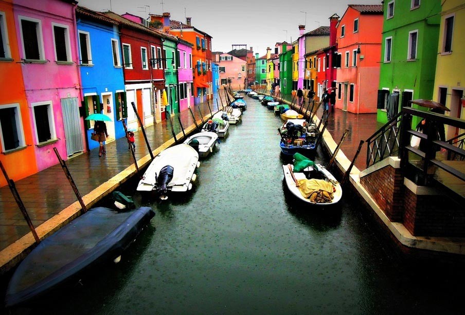 Khu nhà đầy màu sắc ở Burano Island, Italy.