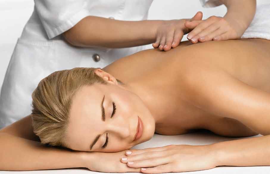 1. Massage trị liệu. Đây là liệu pháp giúp giảm bớt căng thẳng và làm giảm các chứng đau nhức đến từ việc bị căng thẳng, chấn thương và các bệnh gây đau đớn. Bệnh nhân có thể tìm đến một chuyên viên massage có tay nghề để thử nghiệm liệu pháp giảm đau này.