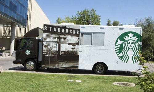 Starbucks điều xe tải bán cà phê trước cổng trường