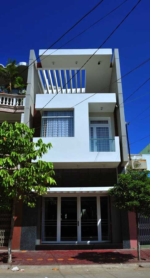 Ngôi nhà có tên Town House này được thiết kế bởi Trần Tiến Khoa - kiến trúc sư của Công ty kiến trúc Bách Khoa Sài Gòn Bách Khoa tại Việt Nam.