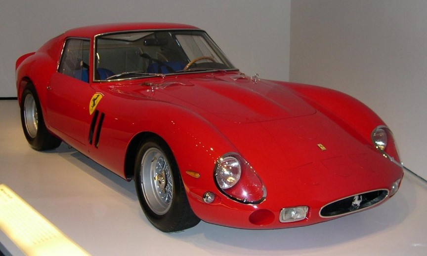 1. Ferrari 250 GTO 1962 có giá bán 38,115 triệu USD. Chỉ có 39 chiếc loại này được sản xuất, trong đó có 1 chiếc được chế tạo cho Sir Stirling Moss, huyền thoại đua xe của Anh. Chiếc xe đã giành chiến thắng tại nhiều cuộc đua ở Le Mans và các giải đua khác trong những năm 1960. Chiếc xe này có khả năng tăng tốc từ 0-100 km/h trong 6 giây.