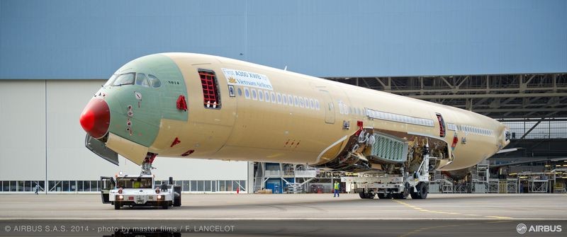 Dự kiến, Airbus sẽ giao chiếc A350 XWB đầu tiên cho Vietnam Airlines vào giữa năm 2015. Hãng Vietnam Airlines sẽ trở thành hãng hàng không đầu tiên ở châu Á và hãng thứ hai trên thế giới khai thác máy bay A350 phiên bản XWB. Hãng hàng không Việt Nam đặt hàng tổng cộng 10 chiếc A350 XWB. Ảnh: Máy bay Airbus A350 của VNA đang được lắp ráp tại xưởng sản xuất ở Pháp.