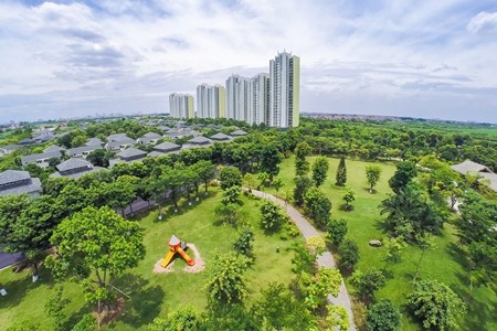 Ecopark được ví như lá phổi xanh khổng lồ ở phía Đông Nam Hà Nội. Với định hướng xây dựng khu đô thị sinh thái, dự án này đã đạt danh hiệu “Dự án xanh hàng đầu Đông Nam Á”. Chỉ trong giai đoạn xây dựng đầu tiên rộng 54ha, Ecopark đã kiến tạo 3 công viên cây xanh, hồ nước với cảnh quan tuyệt đẹp.