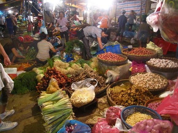 Chợ Long Biên, Hà Nội là nơi buôn bán quan trọng nhất của quận Ba Đình nói riêng và cả Thành phố Hà Nội nói chung.