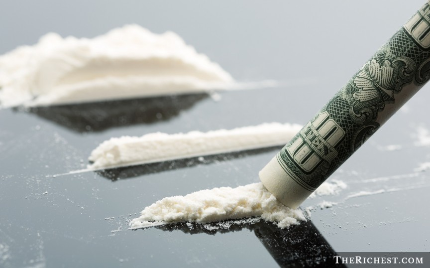 1. 90 % tiền USD  mang dấu vết của cocaine. Nghiên cứu đã chỉ ra rằng, phần lớn số tờ USD nằm trong lưu thông có dính một hàm lượng nhất định chất ma túy. Lý do là bọn buôn lậu ma túy thường dùng tay có dính thuốc để di chuyển tiền, nhiều con nghiện cũng sử dụng tiền để cuộn lại làm ống hít.