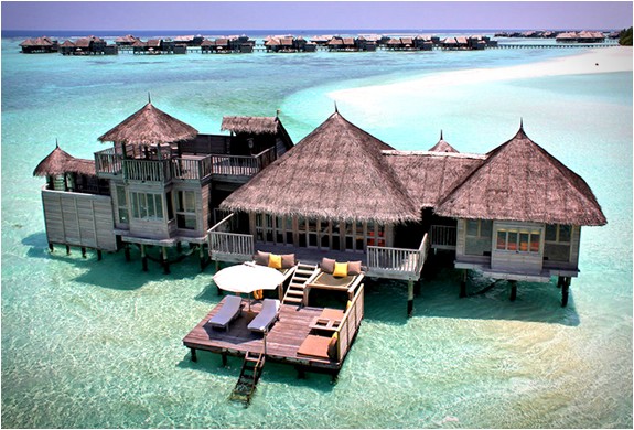 Khách sạn Gili Lankanfushi, Maldives đứng đầu trong Top những khách sạn dịch vụ tốt nhất thế giới 2015. Nằm tách biệt trên hòn đảo Lankanfushi, khách sạn 5 sao Gili Lankanfushi mang đến cho du khách những trải nghiệm thú vị và dịch vụ tốt nhất.