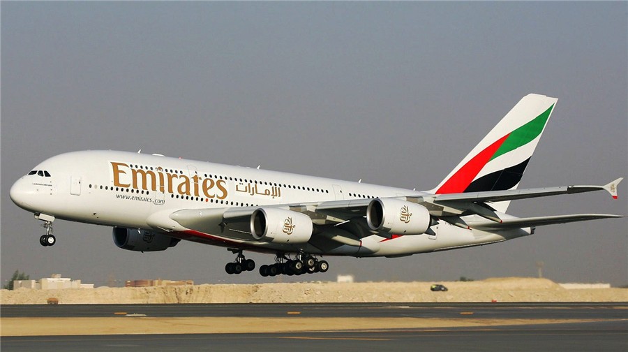 1. Emirates, giá trị thương hiệu: 6,64 tỷ USD. Hãng hàng không có giá trị thương hiệu lớn nhất thế giới này nổi tiếng về dịch vụ giải trí trên máy bay với 1.200 kênh và 280 bộ phim. Trên khoang hạng nhất của một số  máy bay của Emirates còn có các mini-bar và phòng tắm riêng biệt.