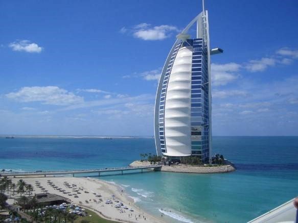 1.  Khách sạn 7 sao xa xỉ cần kể tới đầu tiên là Burj Al Arab. Tọa lạc trên hòn đảo nhân tạo, khách sạn Burj Al Arab tại Dubai là khách sạn có kiến trúc và phong cách vô cùng độc đáo. Công trình này nối với bờ biển bằng một cây cầu riêng.