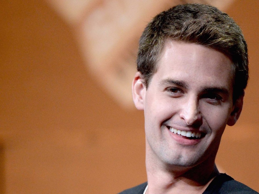 Với tài sản 1,5 tỷ USD, CEO ứng dụng tin nhắn ảnh cá nhân Snapchat - Evan Spiegel (24 tuổi) chính thức trở thành tỷ phú trẻ nhất thế giới, theo Forbes. Mới đây, gã khổng lồ thương mại điện tử Trung Quốc Alibaba vừa rót khoản tiền đầu tư 200 triệu USD vào ứng dụng Snapchat của tỷ phú trẻ Evan Spiegel. Nhờ những khoản đầu tư mới, giá trị của Snapchat hiện được dự đoán rơi vào khoảng 19 tỷ USD.