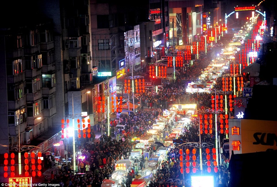  Chợ đêm Shenyang lớn nhất châu Á, trải dài tới 1,9 km, bày bán tất cả các loại thực phẩm, đồ gia dụng và quần áo.