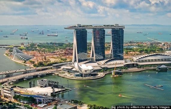 1. Mua ô tô ở Singapore khá khó khăn: Để có thể mua một chiếc ô tô ở Singapore, bạn cần phải thắng trong cuộc đấu giá quyền sở hữu xe hơi do Chính phủ Singapore tổ chức thường xuyên vào các ngày thứ 2 của tuần thứ nhất, tuần thứ 3 hàng tháng. Nếu thắng, bạn sẽ sở hữu một chiếc xe trong vòng 10 năm và giấy chứng nhận sở hữu xe hạng A với giá trên 56.000 USD.