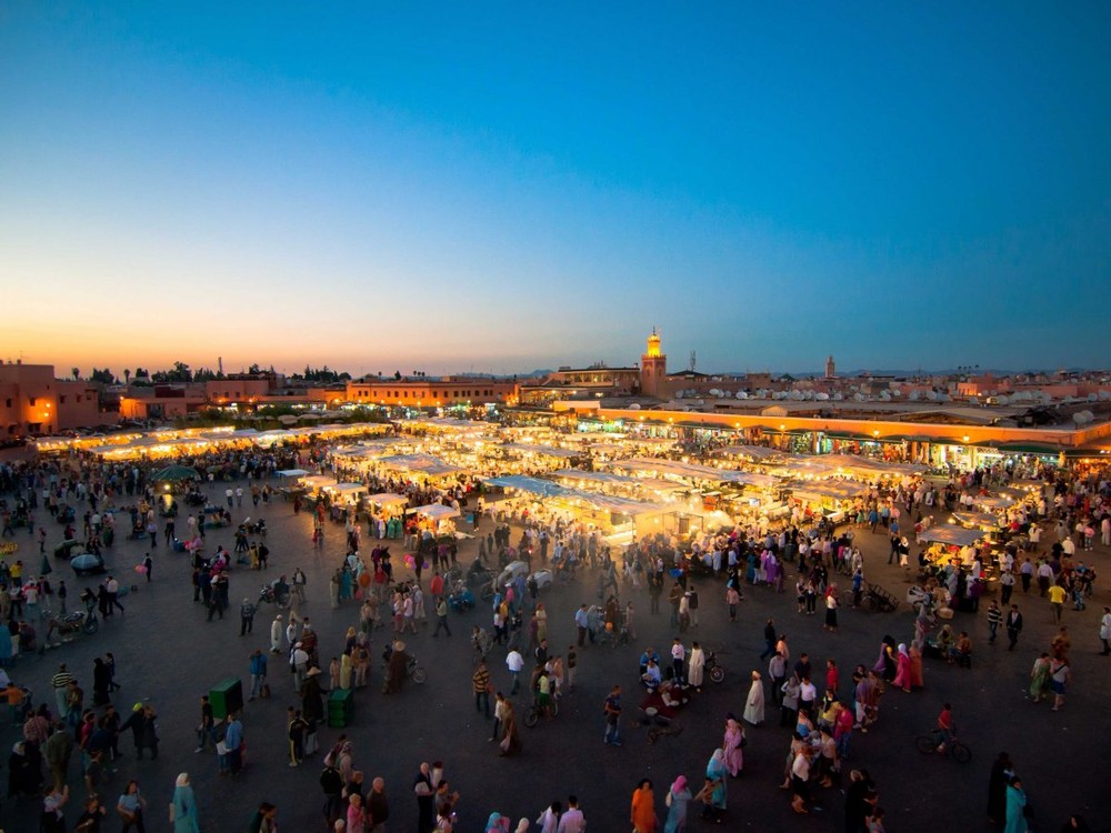 Theo bình chọn của độc giả TripAdvisor, Marrakech (Maroc) là địa danh đứng đầu danh sách 10 điểm đến  hấp dẫn du khách nhất năm 2015. Marrakesh nổi tiếng với khu chợ trời lâu đời Souk mà bạn sẽ không thể bỏ qua khi đến thăm.