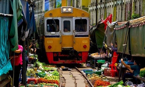 Cảnh hãi hùng ở khu chợ nằm sát bánh tàu