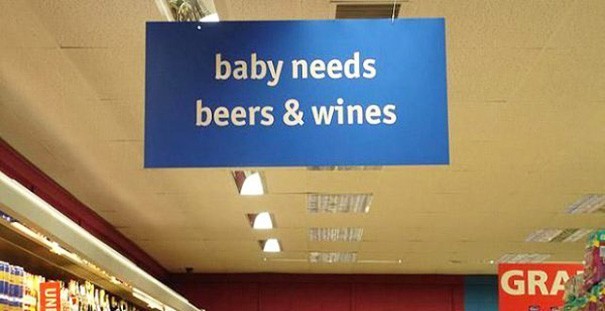 Trong siêu thị, việc đặt nhóm hàng trẻ em (baby needs) và bia rượu (beers &amp; wines) ở cùng một khu khiến người xem biển quảng cáo hiểu lầm rằng: "Trẻ em cần bia và rượu".