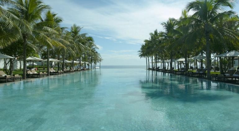 Theo lời giới thiệu của Business Insider,  hồ bơi trong resort The Nam Hải là một trong những hồ bơi lộng lẫy nhất thế giới mà bạn nên tới một lần trong đời. Bể bơi này có một view nhìn tuyệt đẹp ra bãi biển và không gian xung quanh được bao chùm bởi cây cối tươi xanh.