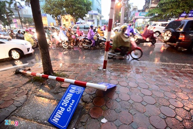 Phố Láng Hạ đoạn giao với Vũ Ngọc Phan, một chiếc cột biển báo tên đường bị đổ ngay từ chiều khi trời Hà Nội liên tục mưa và gió mạnh do  ảnh hưởng của bão số 1.