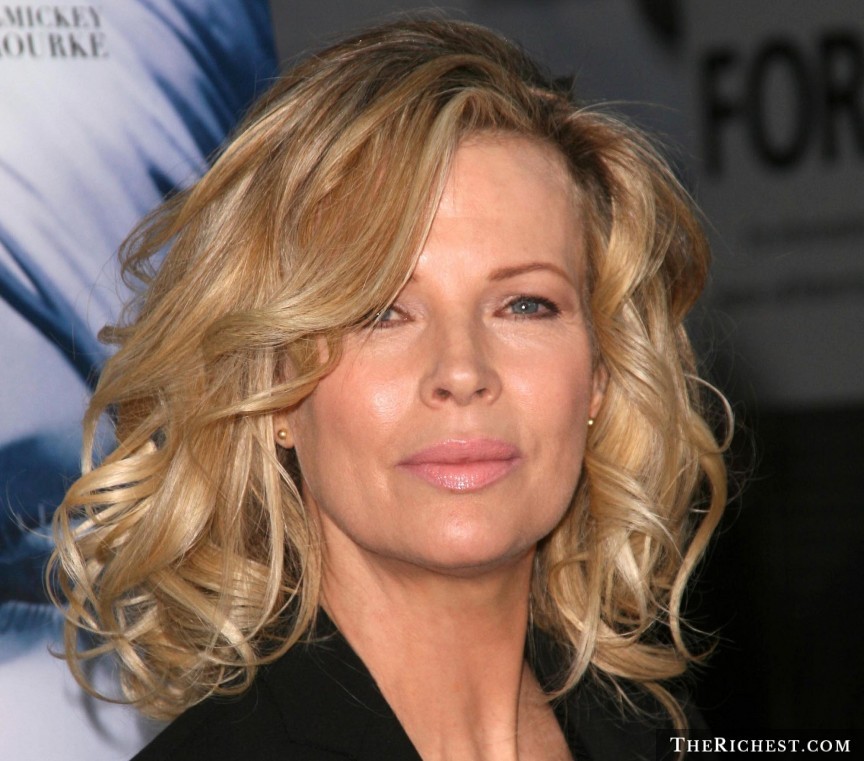 Nữ diễn viên Kim Basinger mua nguyên một thị trấn có tên Braselton tại bang Georgia với giá ngất trời, 20 triệu USD, với hy vọng biến nơi đây thành tụ điểm du lịch. Tuy nhiên, kế hoạch của  ngôi sao quốc tế này đã thất bại và cô phải bán lại với giá rẻ mạt chỉ 1 triệu USD và bị phá sản 5 năm sau đó.