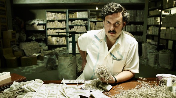 Pablo Escobar –  Trùm ma túy khét tiếng giàu có bậc nhất trong lịch sử: Số tất niên 1989 của tạp chí Forbes xếp Escobar vào hạng 7 với tài sản 3 tỷ USD và gia tăng mỗi ngày vài triệu USD. Tiền bạc của Pablo Escobar được đong đếm bằng cân.