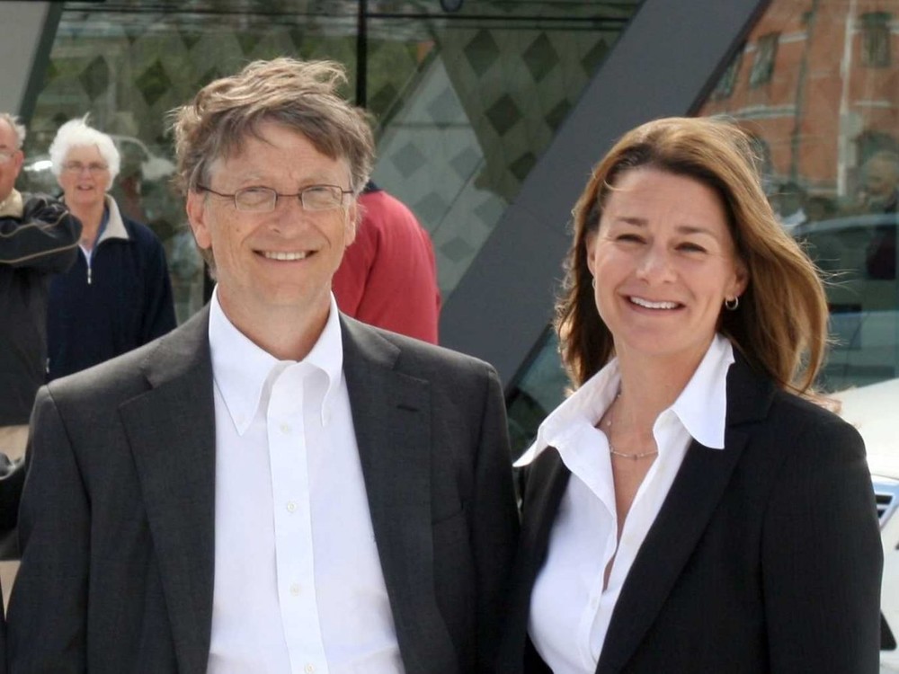 1. Bill và Melinda Gates, với tổng tài sản ròng trị giá 85,7 tỷ USD: Tỷ phú sáng lập hãng Microsoft cùng vợ là bà Melinda sở hữu một khối tài sản khổng lồ. Cặp  vợ chồng tỷ phú này kết hôn năm 1994 và có 3 người con. Hiện, Bill Gates vẫn là giám đốc công nghệ và cố vấn cho Microsoft.