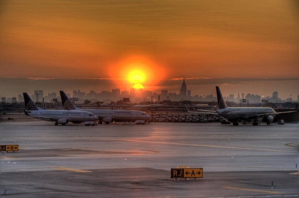 Bình minh trên  sân bay quốc tế Newark Liberty (New York, Mỹ): Đây là một sân bay quốc tế phục vụ vùng đô thị New York. Năm 2009, sân bay này đã phục vụ 33,1 triệu lượt khách, là sân bay bận rộn thứ nhì trong các sân bay của thành phố New York.