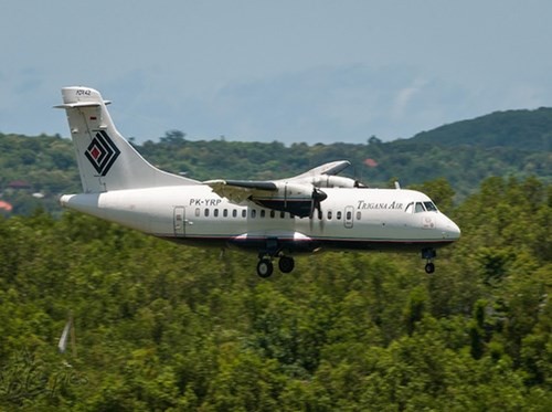 Hôm 16/8, máy bay ATR-42 của hãng Trigana Air mất liên lạc với trạm kiểm soát không lưu vào lúc 14h55. Phi cơ chở 54 người gồm 5 thành viên phi hành đoàn, 44 người lớn và 5 trẻ nhỏ.