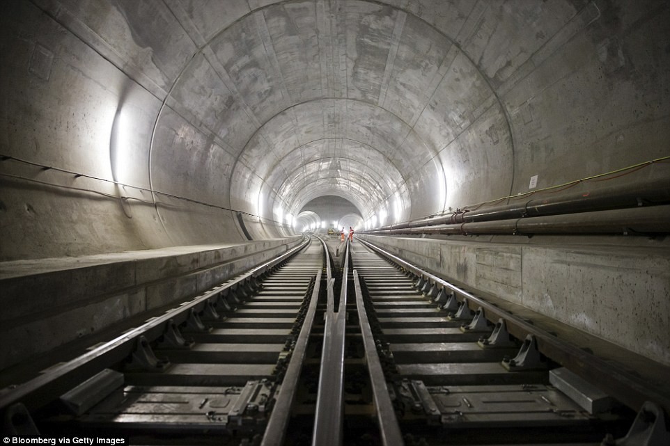 Gotthard Base là đường hầm xe lửa dài nhất hành tinh, chạy xuyên 57 km trong lòng dãy Alps, Thụy Sĩ.