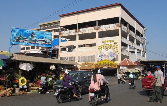 Chợ Urussey (chợ Cây tre) nằm giữa lòng thủ đô Phnôm Pênh, nổi tiếng là  chợ bán thần dược. Khu đông dược ở chợ với hàng chục cửa hàng dược liệu bán đủ thứ đồ khô, côn trùng, thảo dược...