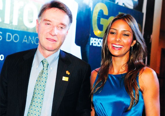 Flavia Sampaio đã hẹn hò với tỷ phú Eike Batista trong nhiều năm. Tỷ phú Eike Batista từng là người giàu nhất Brazil với khối tài sản lên tới 30 tỷ USD vào năm 2012. Tuy nhiên, số tài sản hơn 30 tỷ USD của cựu tỷ phú này đã mất sạch trong 20 tháng, tập đoàn mà ông sáng lập phải đệ đơn phá sản lên tòa án hồi năm 2013.