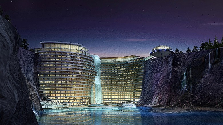 Khách sạn Shimao Wonderland Intercontinental ở Thượng Hải (Trung Quốc). Dự kiến hoàn thành trong năm nay,  khách sạn xa hoa này có 19 tầng và được xây dựng dựa vào vách đá của một mỏ đá – nơi những tầng thấp hơn sẽ nằm dưới mặt nước. Đây sẽ là không gian dành cho nhà hàng và thuỷ cung. Khách sạn có 400 phòng nghỉ dành cho khách. Năng lượng sẽ được tạo ra qua địa nhiệt. Một thác nước cũng sẽ được tạo ra để đem đến khung cảnh thú vị bên cạnh khách sạn.