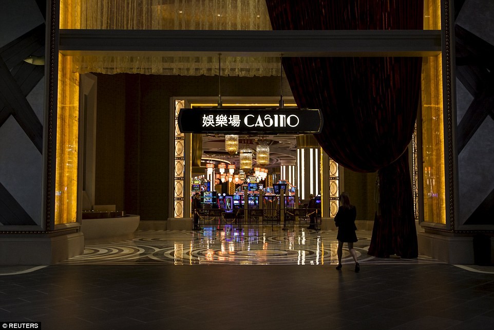 Những hình ảnh tờ Daily Mail công bố cho thấy nội thất cực xa hoa của casino Studio City mới khai trương ở Macau với sàn đá cẩm thạch và hoa văn màu vàng bắt mắt.