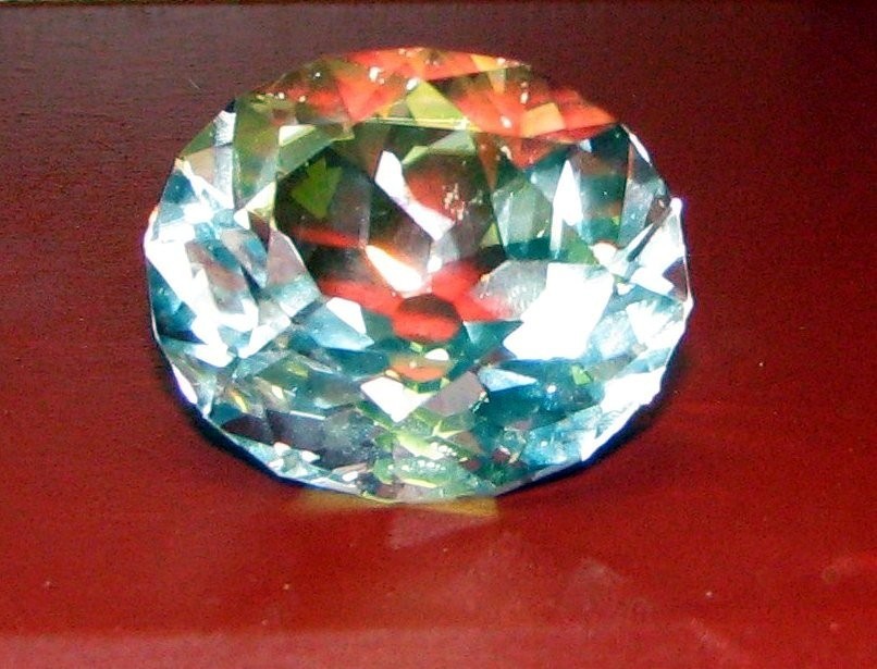 1. Koh-I-Noor, vô giá: Koh-I-Noor nặng 793 carat khi chưa cắt và là viên kim cương lớn nhất từng được biết. Đến nay, viên kim cương này chỉ còn trọng lượng 105,6 carat (khoảng 21,6 gram). Koh-I-Noor từng thuộc về nhiều triều đại như một chiến lợi phẩm của các cuộc chiến. Năm 1849,  viên kim cương đắt nhất thế giới này được chuyển quyền sở hữu từ Đế quốc Ấn Độ cho Công ty Đông Ấn Anh theo Hiệp ước Lahore và được gắn vào vương miện của Nữ hoàng Anh.