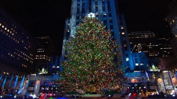 Cây thông Noel ở trung tâm The Rockefeller Center, tại New York (Mỹ). Cây thông khổng lồ này sẽ được thắp sáng trong dịp  Giáng sinh 2015, từ ngày 2/12/2015 tới 6/1/2016.