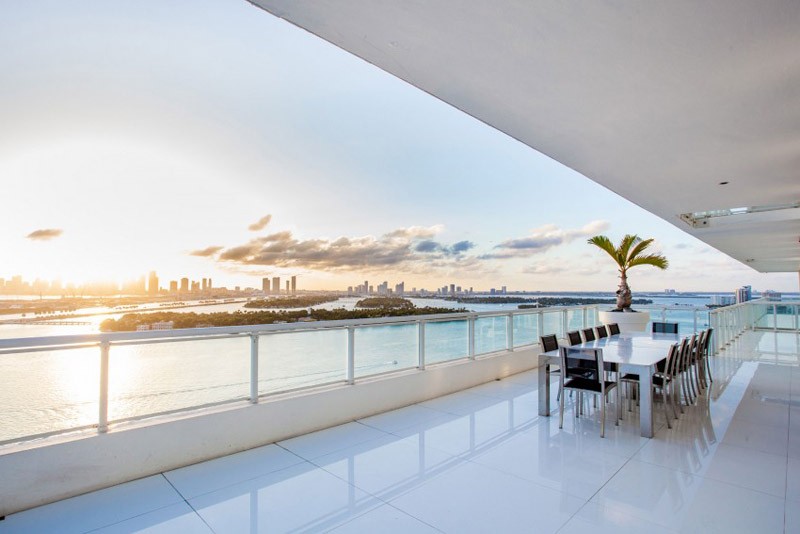  Căn hộ penthouse đắt đỏ ở bãi biển Miami (Mỹ): Căn hộ sang trọng này gồm hai tầng thuộc khu chung cư Bentley Bay South nhìn Vịnh Biscayne trên bãi biển Miami.