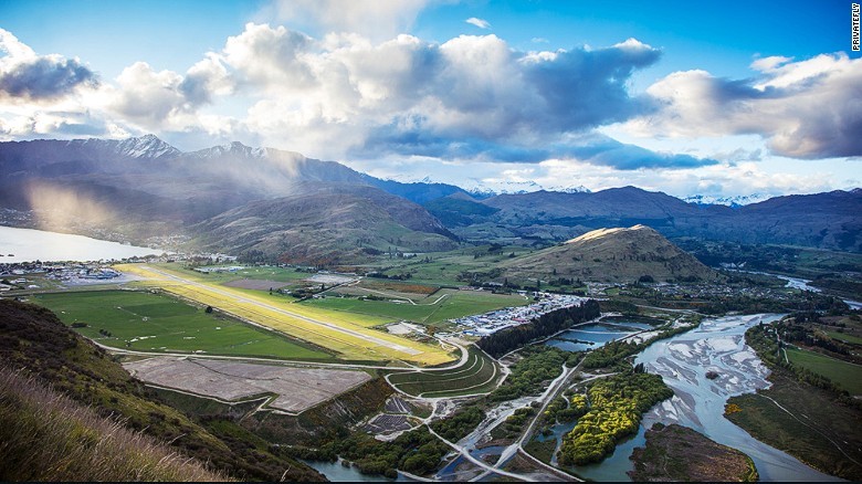 Queenstown là sân bay quốc tế duy nhất ở khu vực tây nam của Đảo Nam, New Zealand. Với những dãy núi, sông, hồ tuyệt đẹp xung quanh, nơi đây được bình chọn là  sân bay có phong cảnh đẹp nhất thế giới.