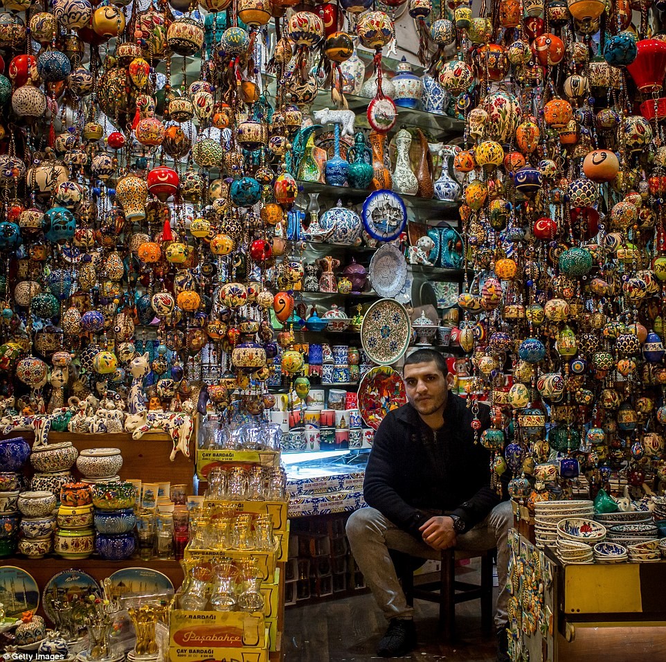  Chợ cổ Grand Bazaar thu hút 91 triệu lượt khách mỗi năm. Du khách có thể lang thang cả ngày trong khu chợ khổng lồ này.